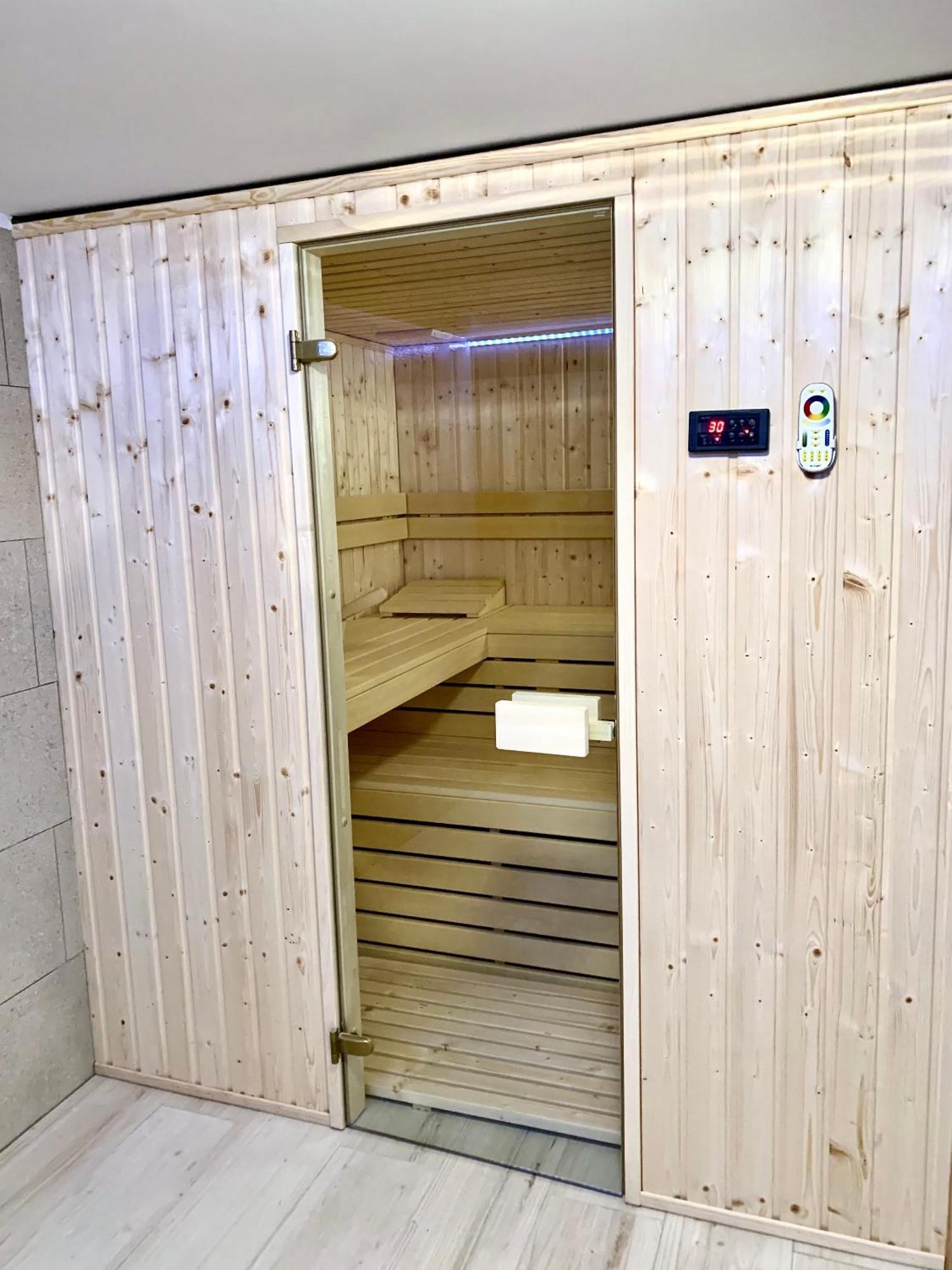 Domek Monte Black Z Jacuzzi I Sauna Finska สโตรเนีย ชล็องสเกีย ภายนอก รูปภาพ